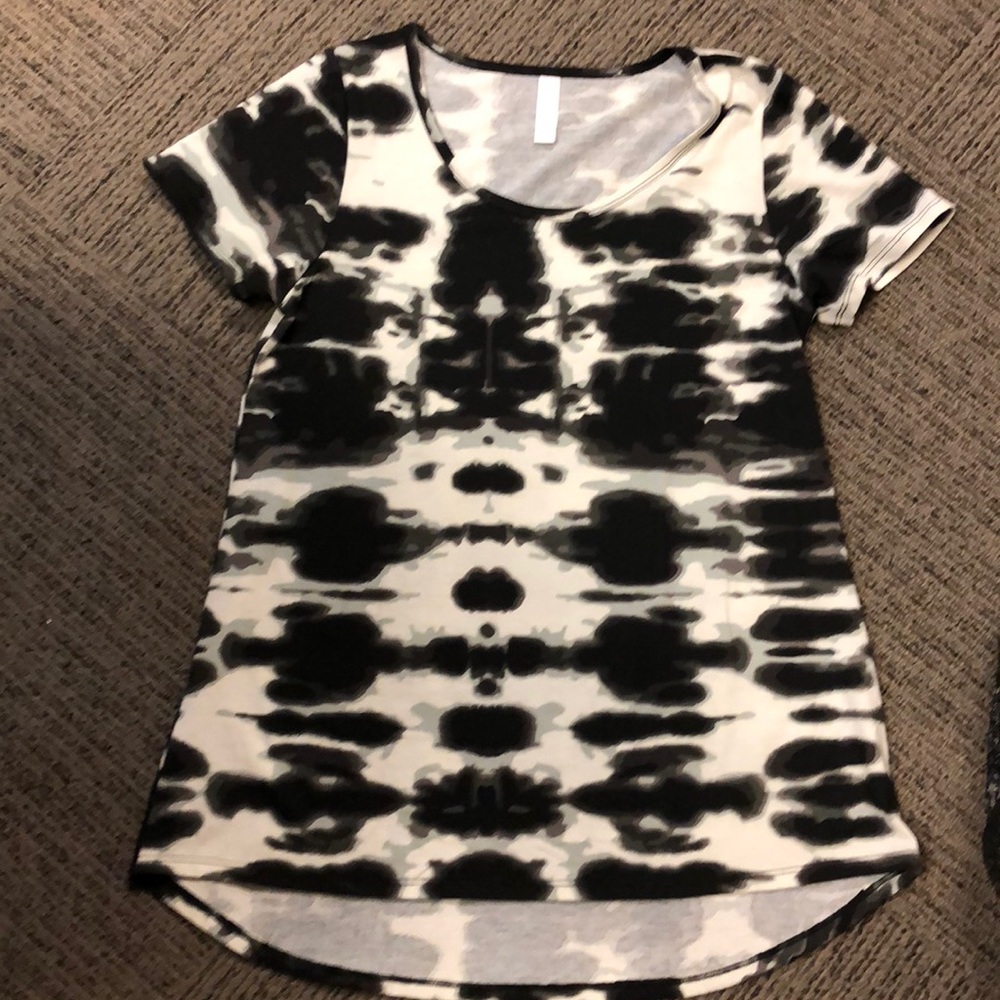 NWOT. Women’s LuLaRoe Classic T